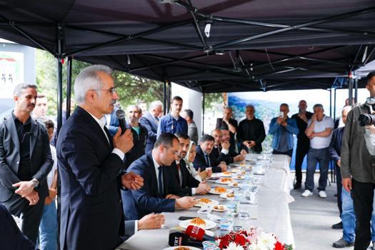 Bakan Uraloğlu memleketi Trabzon'da vatandaşlarla bayramlaştı