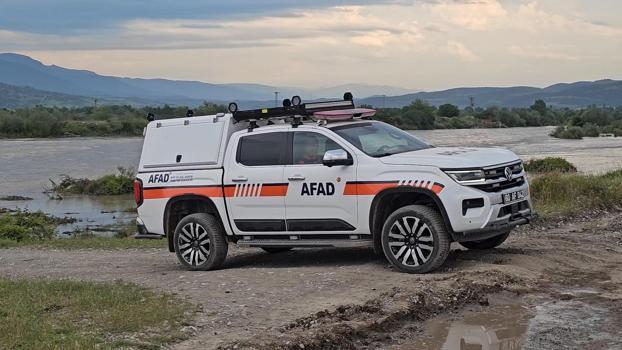 Kelkit Çayına düşen araçtaki 4 akrabadan 2'si kayboldu (2)