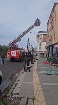 Kars’ta şiddetli rüzgârda bir apartmanın çatısı uçtu