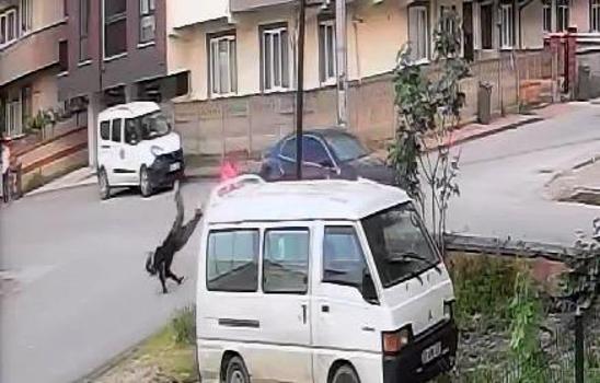 Bursa'da motosiklet ile otomobilin çarpıştığı kaza kamerada