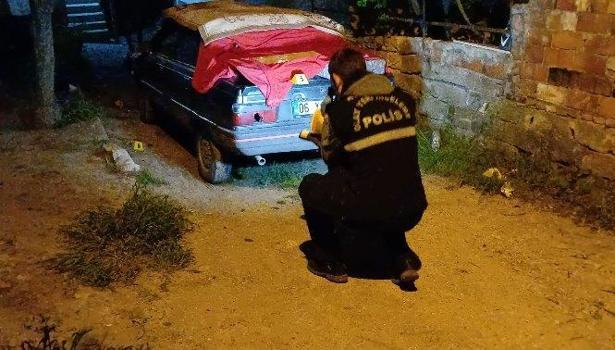 Babasının evinin önünde tüfekle atıp açtı