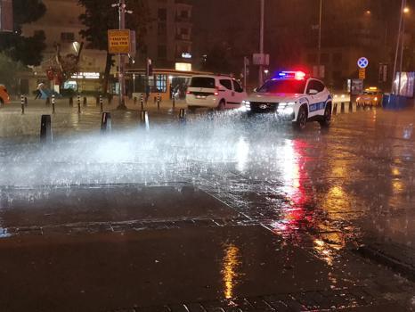İzmir’de kısa süreli sağanak yağış etkili oldu