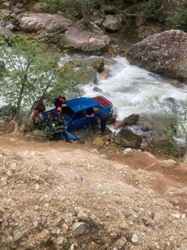 Otomobil dereye düştü; karı-koca öldü, 1 yaralı