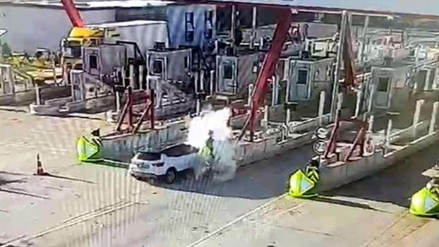 Otoyol gişelerine çarpan otomobildeki karı-kocayı ölüm ayırdı; kaza anı kamerada