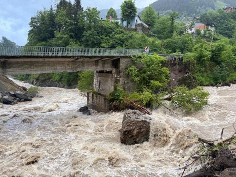 Artvin’de sağanak; dere taştı