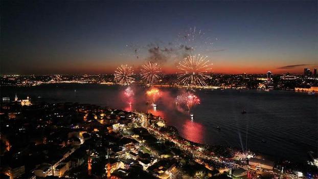 İstanbul Boğazı’ndaki havai fişek gösterisi havadan görüntülendi