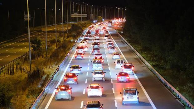 Anadolu Otoyolu'nun Düzce geçişinde trafik durma noktasına geldi