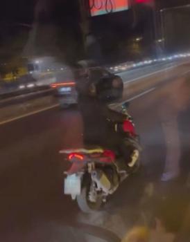 Motosiklet sürücüsü elindeki cismi İETT otobüsüne fırlattı; yolcuların panik anları kamerada