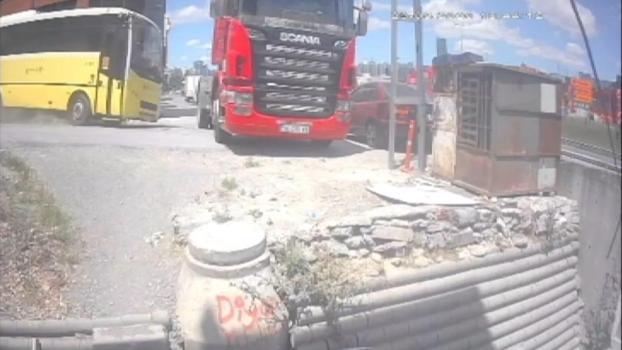 Beylikdüzü'nde freni boşalan İETT otobüsü TIR'a çarptı; kaza kamerada