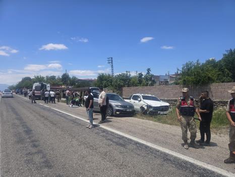 Kilis'te hafif ticari araç ile otomobil çarpıştı; 9 yaralı