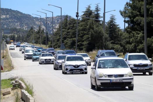 Burdur-Ankara yolunda 'tatil dönüşü' trafiği