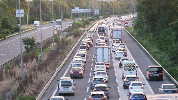 Anadolu Otoyolu Düzce geçişinde trafik durma noktasında