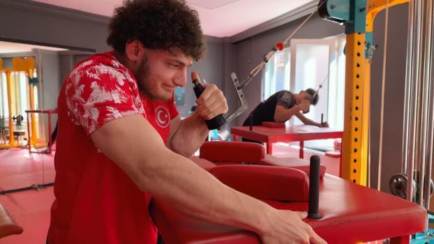 Bacaklarındaki engelini bilekleriyle aşan dünya şampiyonu, yürümek için destek bekliyor