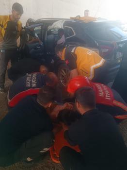 Alt geçit duvarına çarpan otomobildeki 5 kişi yaralandı