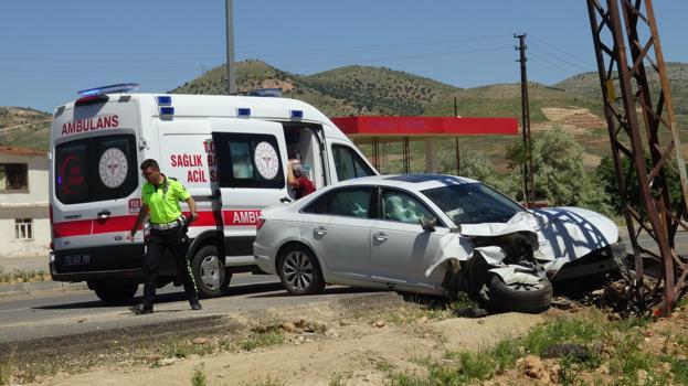 Elektrik direğine çarpan otomobildeki baba ile oğlu yaralandı