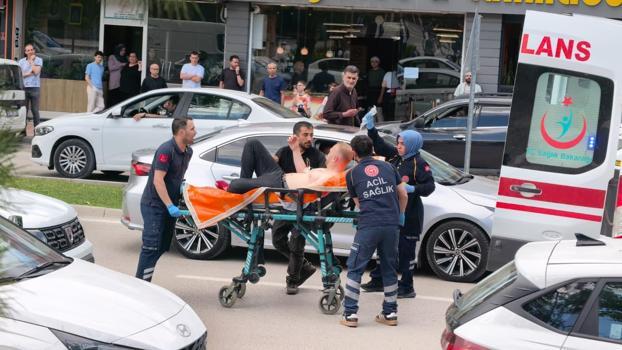 Bursa’da bıçaklı ‘yol verme’ kavgası: 1’i polis 5 yaralı