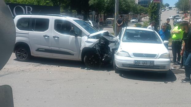 Batman'da hafif ticari araç ile otomobil çarpıştı: 3 yaralı