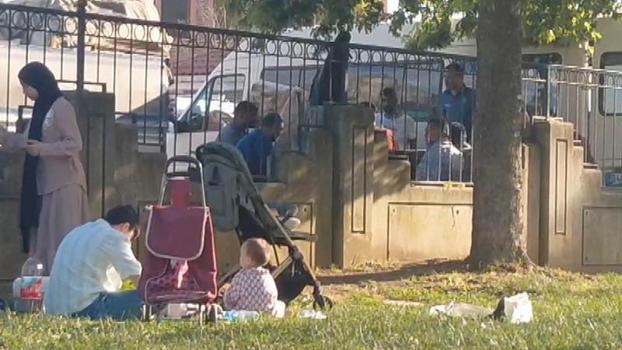 Pendik’te kaldırımda mangal, parkta piknik yaptılar; cezadan kaçamadılar