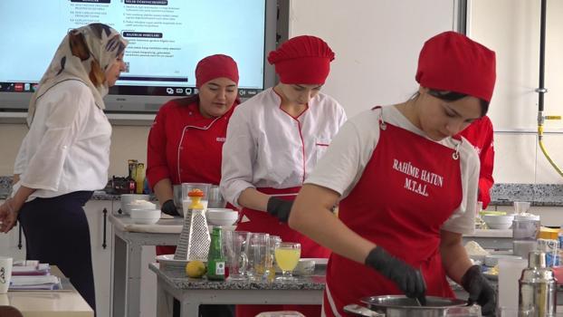 Geleceğin şeflerini yetiştiren meslek lisesinde öğrenciler üreterek hem öğreniyor hem kazanıyor
