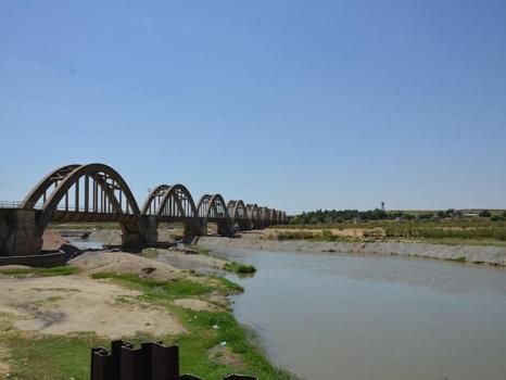 Batman'da bir kısmı su altında kalan tarihi köprü, dronla görüntülendi/Ek fotoğraflar