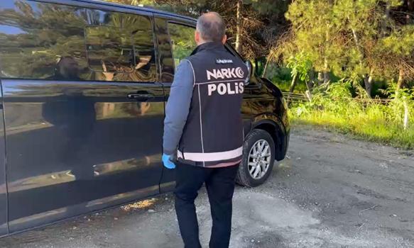 Kiralık araçta 225 bin sentetik hap ele geçirildi; 3 gözaltı