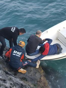 Balık tutarken düştü, kayalıklarda mahsur kaldı