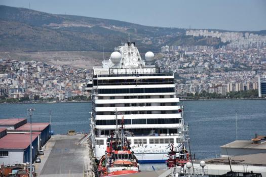 İzmir'e 2 kruvaziyer gemisi 3 bin 341 yolcu getirdi