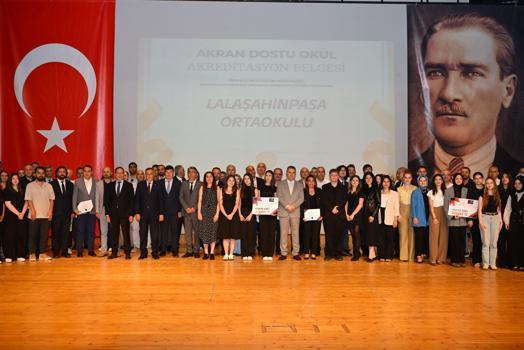 Bursa’da ‘Erdemli İnsan Olma Yolunda Akran Dostluğu Projesi’nin yıl sonu galası yapıldı