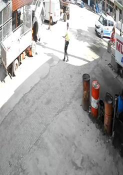 Kamyonette başlayan yangını polis söndürdü