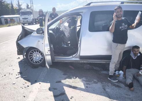 Mersin'de otomobil ile hafif ticari araç çarpıştı: 6 yaralı