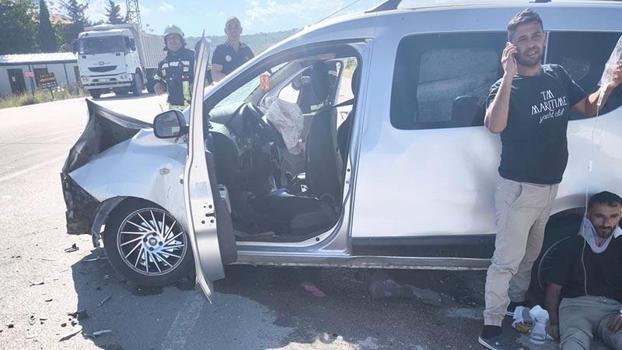 Mersin'de otomobil ile hafif ticari araç çarpıştı: 6 yaralı