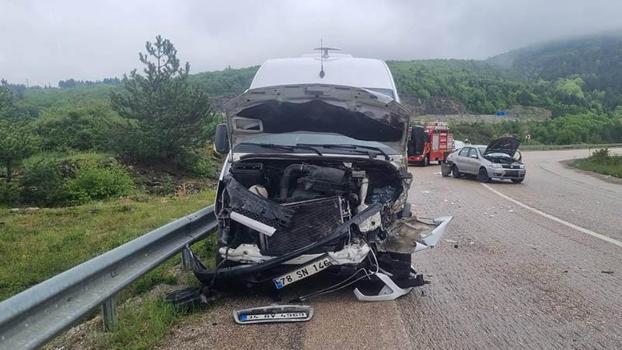 Minibüs ile otomobilin çarpıştığı kaza kamerada; 6 yaralı