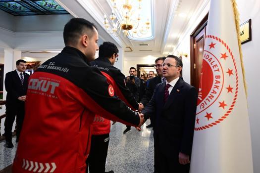 Bakan Gürlek, HSK üyeleri, birim amirleri ve bakanlık personeliyle bayramlaştı