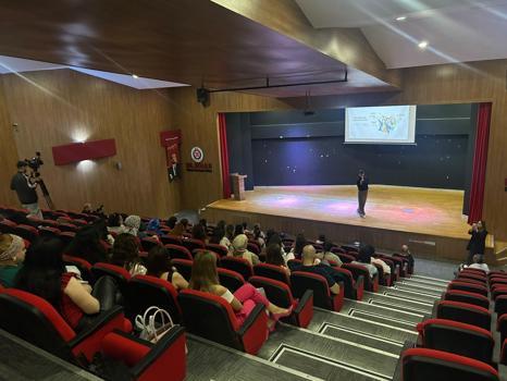 Öğretmenlere akran zorbalığıyla mücadele eğitimi
