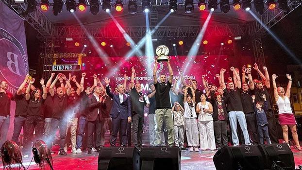 Parmos Bordo Basketbol’dan coşkulu şampiyonluk kutlaması
