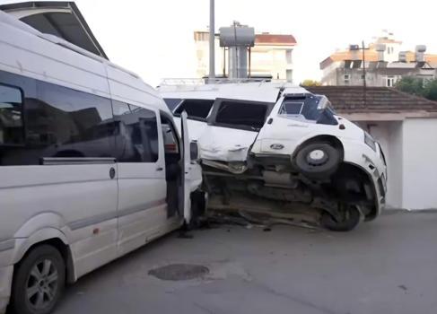 Minibüsler çarpıştı, 5 tarım işçisi yaralandı