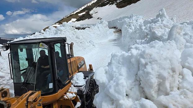 Artvin’de ekiplerin 6 metrelik karla mücadelesi