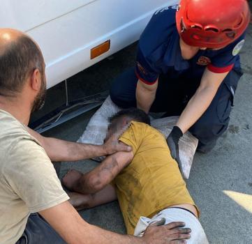 Lastik tamiri yaptığı TIR'ın körüğü patladı, ağır yaralandı