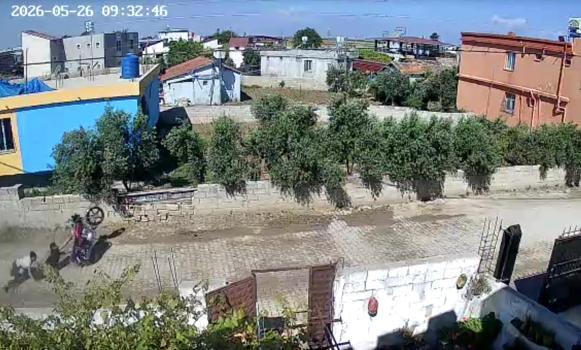 Sürücüsünün ön tekerini kaldırdığı motosiklet duvara çarptı; kaza kamerada