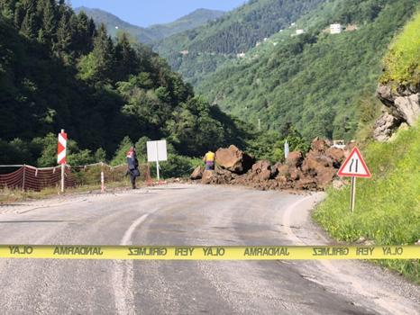 Trabzon-Bayburt kara yolu heyelan nedeniyle ulaşıma kapandı