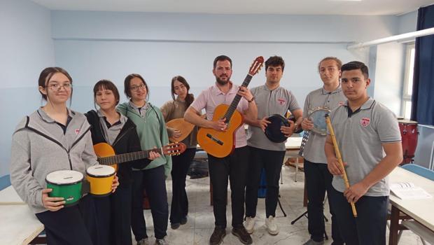 Öğrenciler koro kurdu, farklı kültürleri müzikle buluşturuyorlar