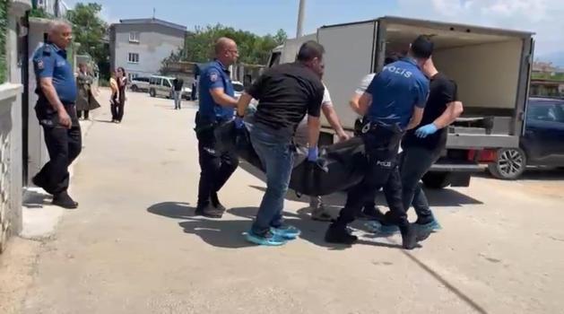 Tartıştığı eşini 10 yaşındaki oğlunun gözü önünde öldürdü