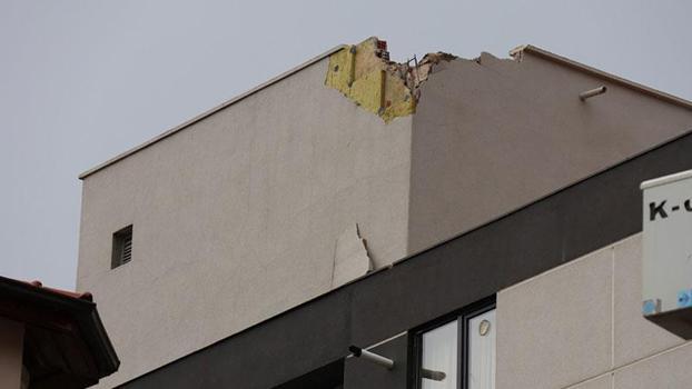 5 katlı apartmanın çatısına yıldırım düştü