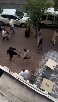 Fatih’te yabancı uyruklu kişilerin bıçaklı kavgası kamerada