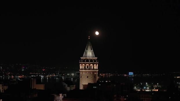 İstanbul’da dolunay seyirlik manzara oluşturdu