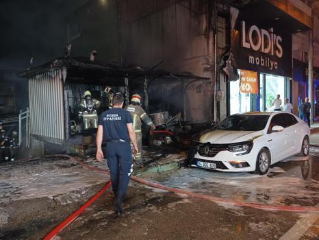 Bursa'da depoda çıkan yangın, park halindeki otomobile sıçradı