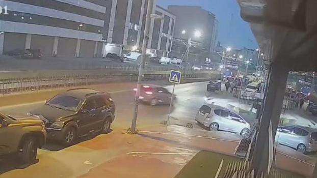 Sultangazi'de otomobil aydınlatma direğine çarptı; sürücü ve yanındaki kişi kaçtı