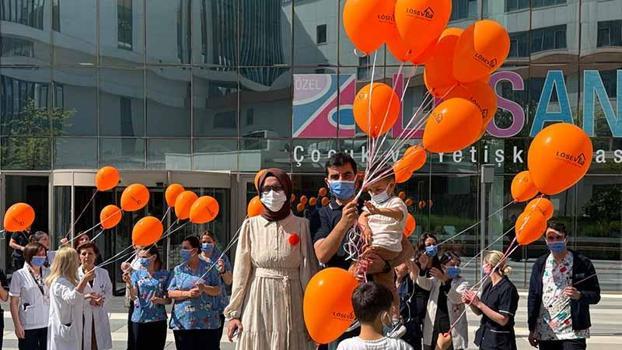 Ağabeyinden yapılan nakille sağlığına kavuştu, balonlarla taburcu edildi