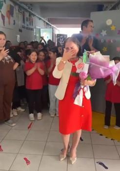 Alkışlarla uğurlanan 41 yıllık öğretmen gözyaşlarını tutamadı