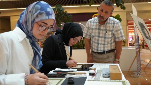 38 yaşında öğrendiği ‘hüsnühat’ı okuldaki öğrencilerine öğretiyor